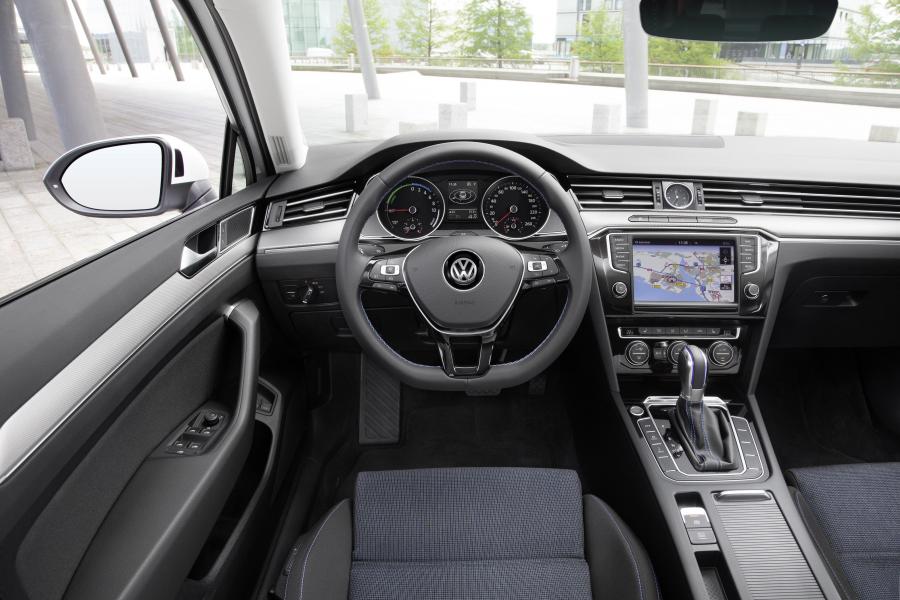  Volkswagen Passat GTE 2015 года  (фото 11 из 26)